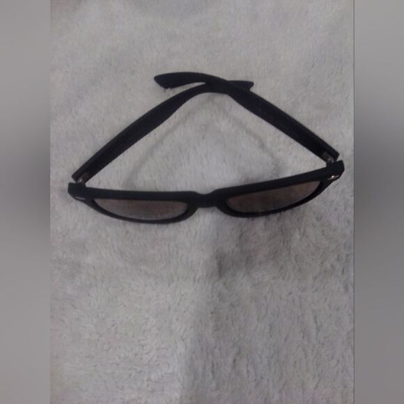 Gently Used Aeropostale Classic Sunglasses” UNISEX - Picture 2 of 4